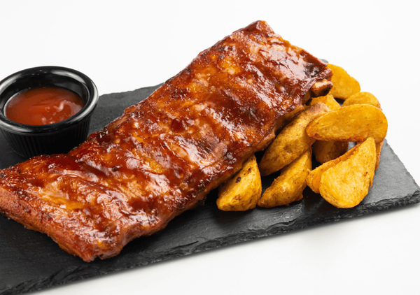 Coaste de Porc Marinate cu Cartofi wedges si sos BBQ